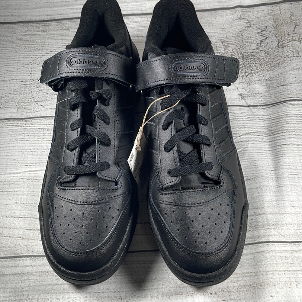 Adidas Forum low sneakers Brand new with Tags! Never worn. Size 10